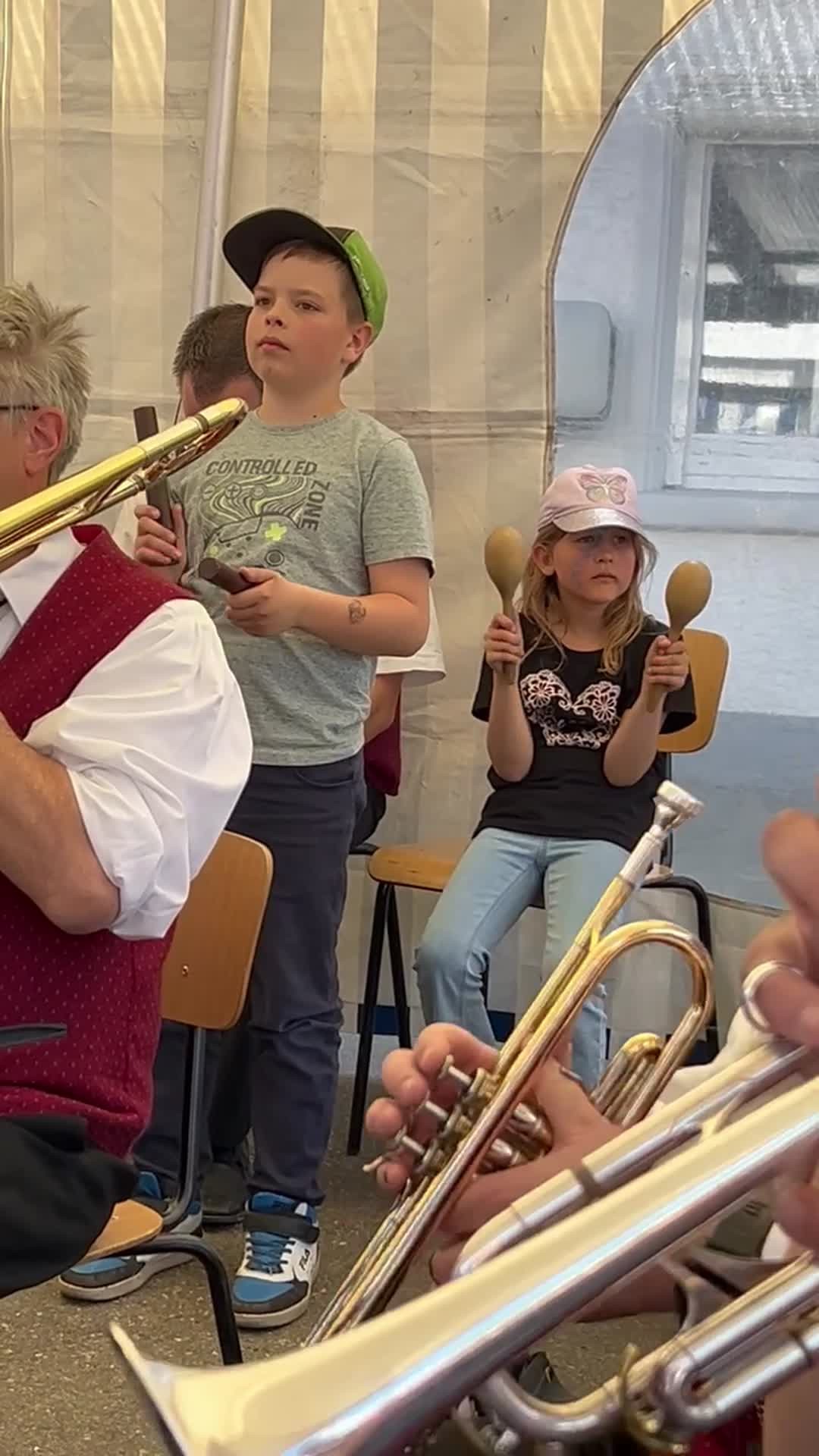 02 Nachwuchs mit Rasseln